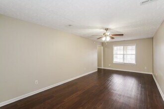 1829 Lakewood Village Dr in Nashville, TN - Foto de edificio - Building Photo