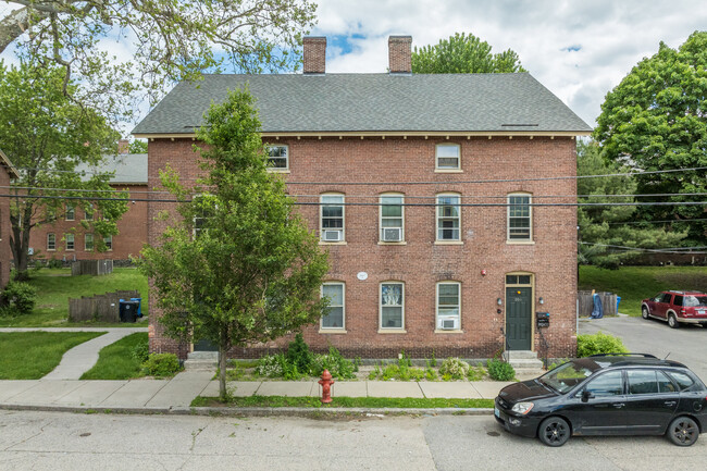 8 Front St in Cumberland, RI - Foto de edificio - Building Photo