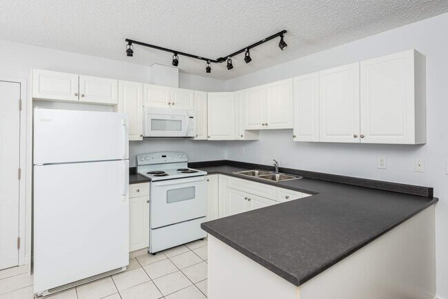 Grand Central Manor II in Edmonton, AB - Building Photo - Building Photo