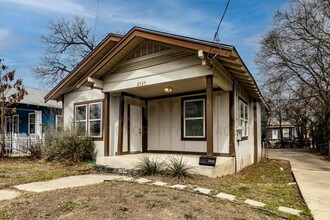 2525 E Houston St in San Antonio, TX - Building Photo - Building Photo