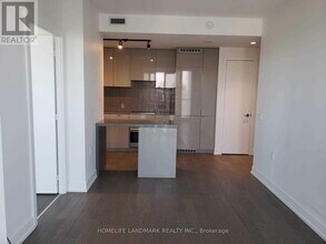7-5607 Grenville St in Toronto, ON - Building Photo - Building Photo
