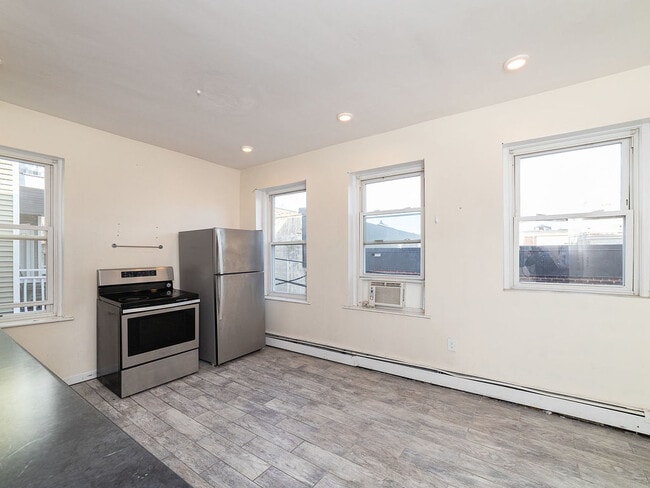 25 Chester St, Unit 4 in Boston, MA - Foto de edificio - Building Photo