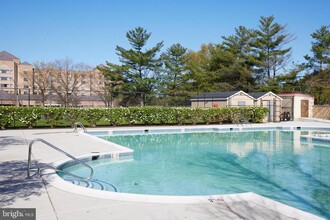 6050 California Cir in Rockville, MD - Foto de edificio - Building Photo