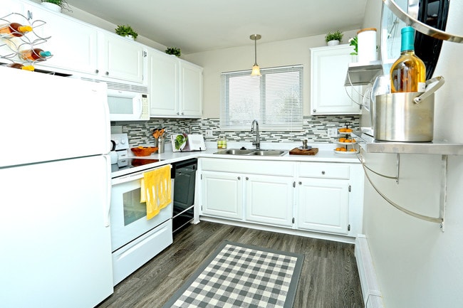 Village Club of Royal Oak in Royal Oak, MI - Building Photo - Interior Photo