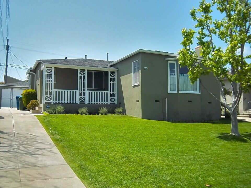 8111 Yorktown Ave in Los Angeles, CA - Building Photo