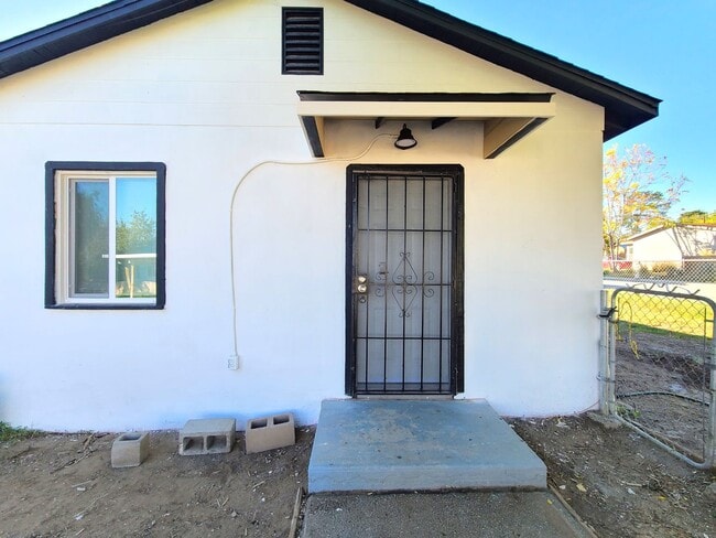 908 W Hays St in Banning, CA - Building Photo - Building Photo