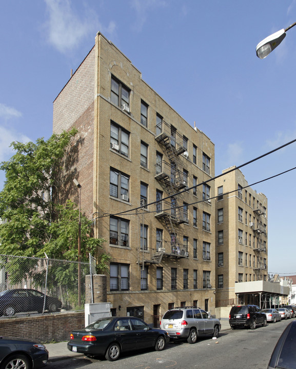 686 E 234th St in Bronx, NY - Building Photo