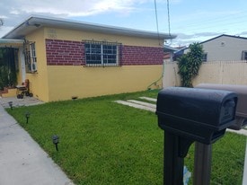 1380 NW 25th St in Miami, FL - Building Photo