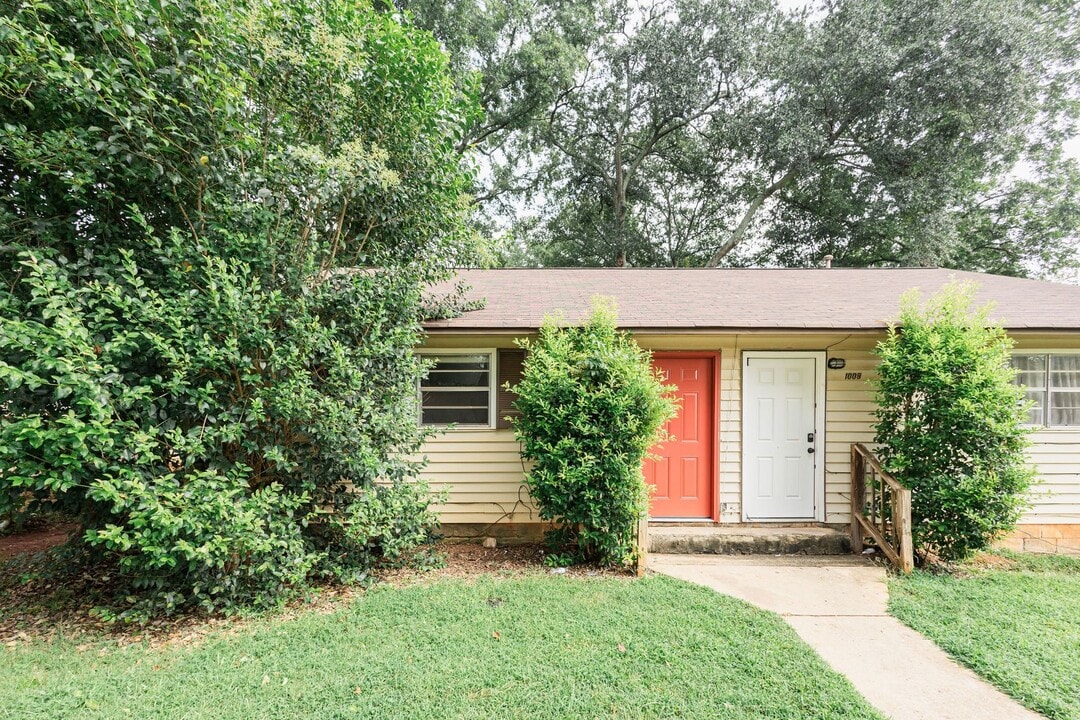 1011 W Slaton Ave in Griffin, GA - Building Photo