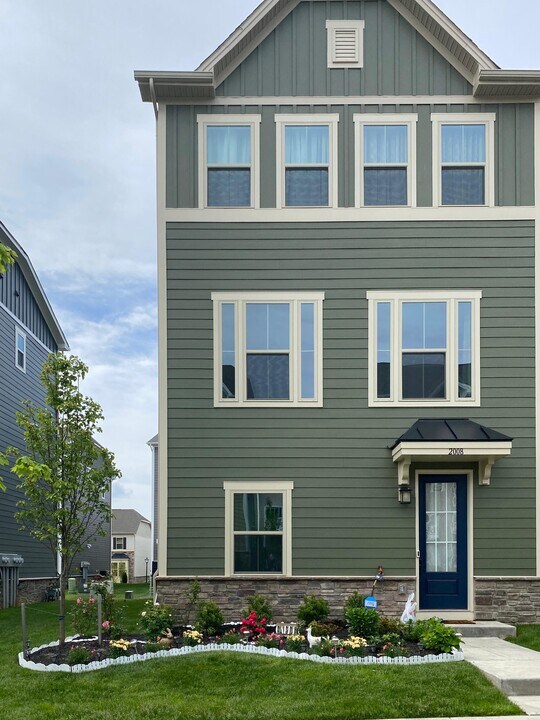 2008 Hemlock Ln in Mars, PA - Foto de edificio