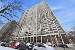 2800 N Lake Shore Dr in Chicago, IL - Building Photo