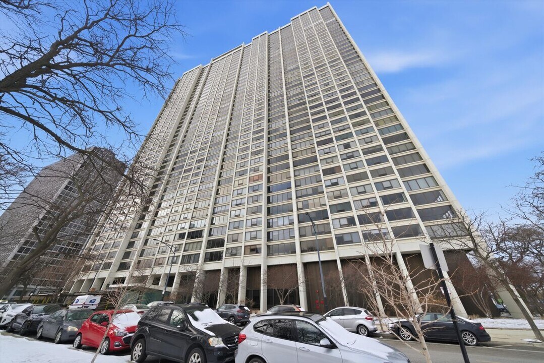 2800 N Lake Shore Dr in Chicago, IL - Building Photo