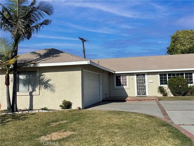 14332 Thunderbird Cir in Huntington Beach, CA - Building Photo - Building Photo