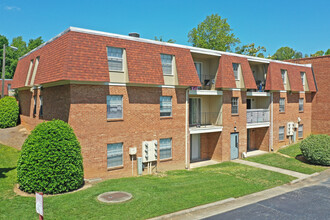 Sedgefield Gardens in Greensboro, NC - Foto de edificio - Building Photo