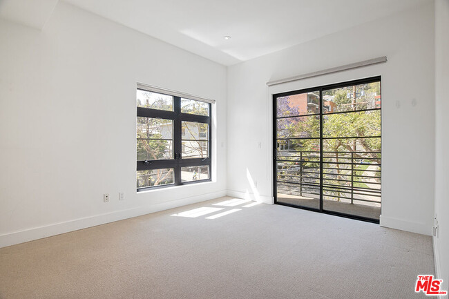 8788 Shoreham Dr in West Hollywood, CA - Building Photo - Building Photo