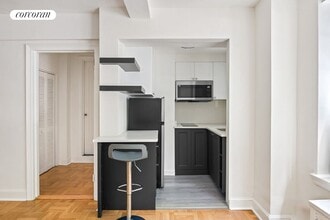 140 E 40th St in New York, NY - Building Photo - Building Photo