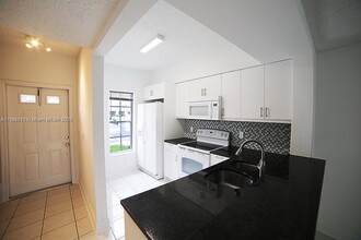 31 Simonton Cir-Unit -31 in Weston, FL - Foto de edificio - Building Photo