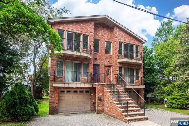 500 Lewis St in Fort Lee, NJ - Building Photo - Building Photo