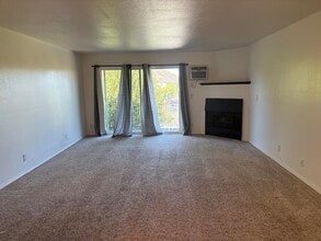 1372 SE Court St in Roseburg, OR - Building Photo - Building Photo