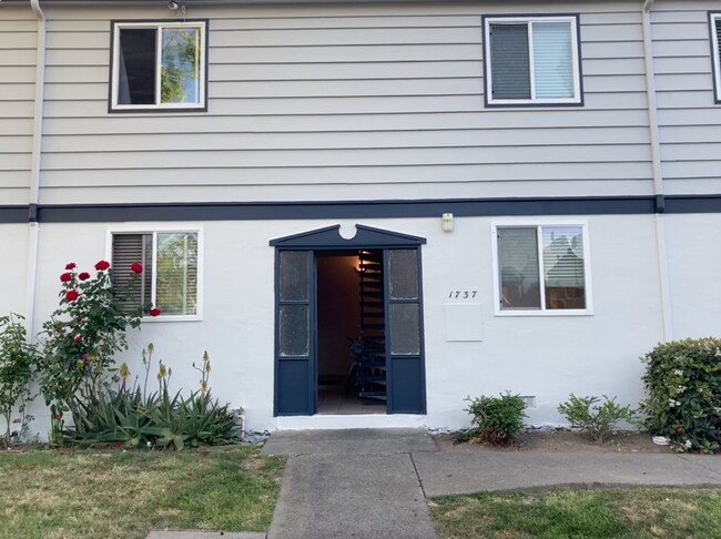 1737 Ross Cir