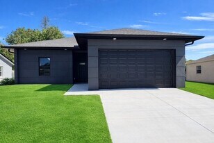 2215 Quality Life Ctr Wy in Ft. Myers, FL - Building Photo
