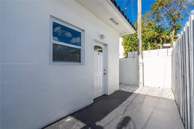 620 Beacom Blvd in Miami, FL - Foto de edificio - Building Photo
