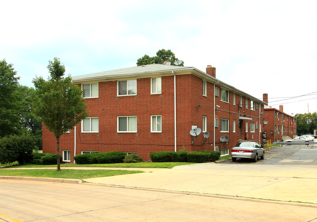 Beverly Hills Apartments in Euclid, OH - Foto de edificio - Building Photo