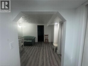 18 Ingleside Dr in Kitchener, ON - Building Photo - Building Photo