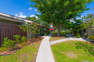 82 Meadows Dr in Boynton Beach, FL - Building Photo - Building Photo