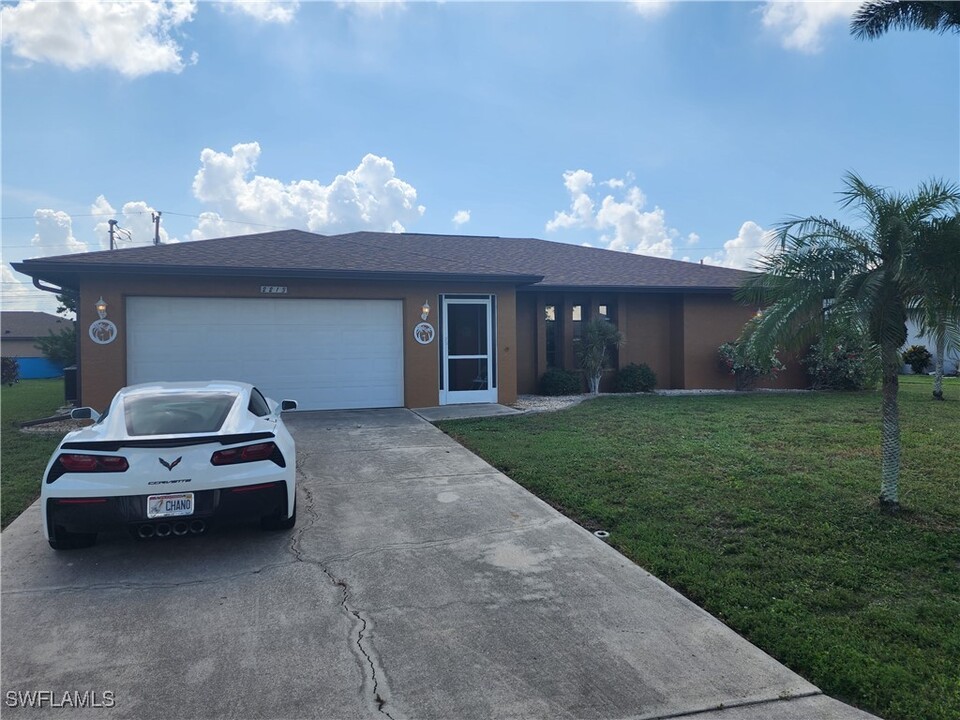 2213 SE 8th Pl in Cape Coral, FL - Foto de edificio