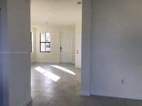 10401 W 32nd Ln in Hialeah, FL - Building Photo - Building Photo