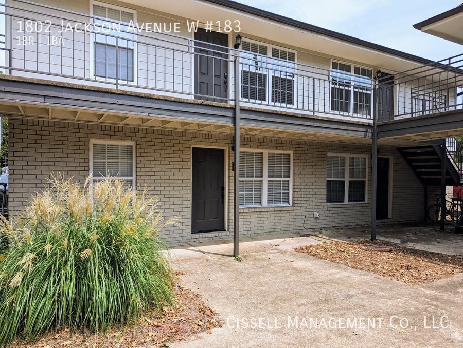 1802 Jackson Ave W in Oxford, MS - Building Photo
