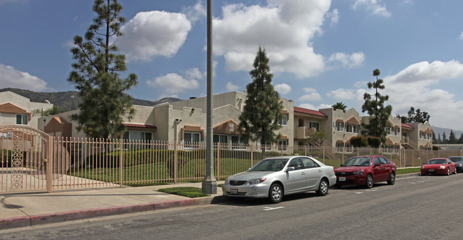 Azusa Garden Apartments in Azusa, CA - Foto de edificio - Building Photo