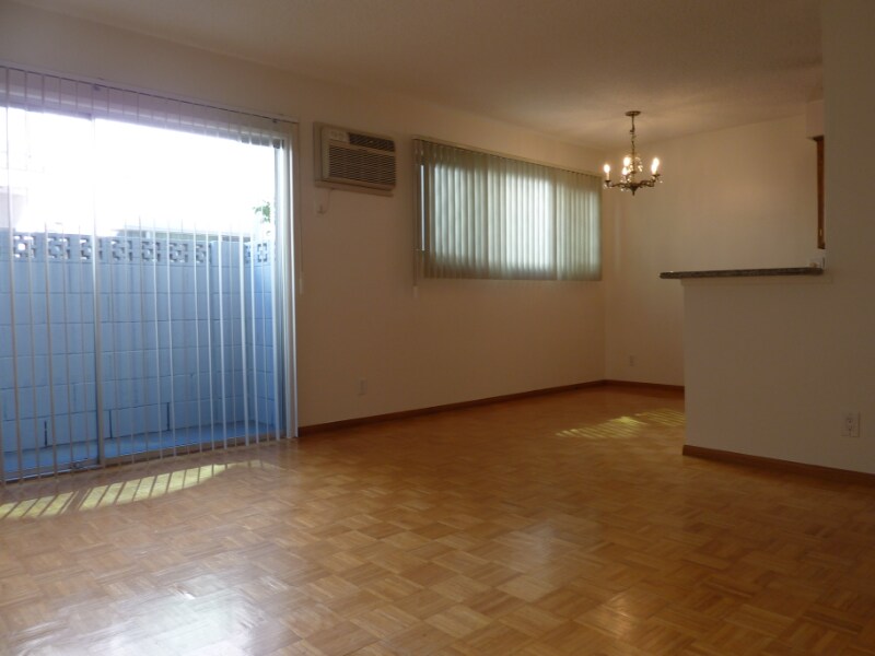 2055 Rodney Dr in Los Angeles, CA - Building Photo