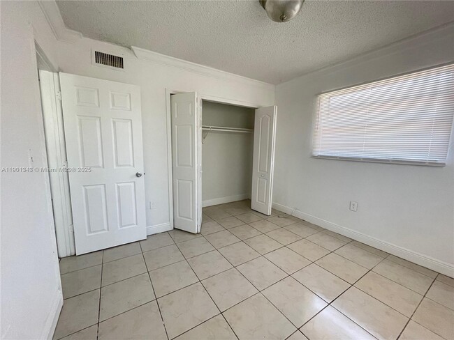 16118 NE 21st Ave in North Miami Beach, FL - Foto de edificio - Building Photo