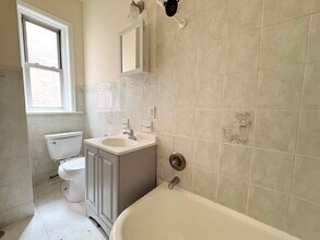 93 W 33rd St, Unit D1 in Bayonne, NJ - Foto de edificio - Building Photo