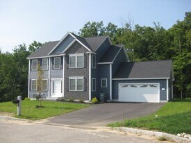 5 Alumni Dr in Hooksett, NH - Building Photo