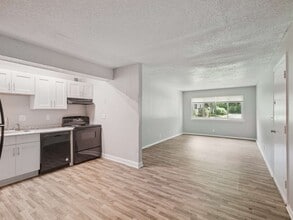 Village Walk Apartments in Greensboro, NC - Building Photo - Building Photo