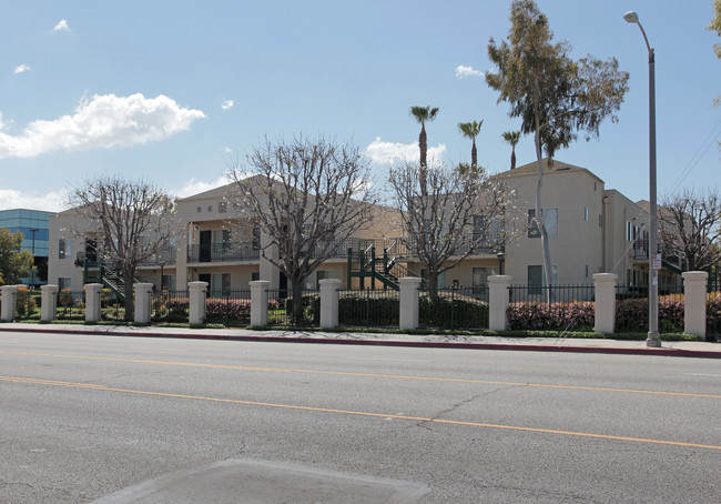 Whispering Fountains in Lakewood, CA - Building Photo - Building Photo