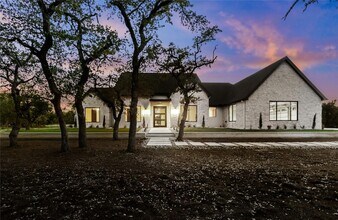 208 Stonegate Ln in Dripping Springs, TX - Building Photo - Building Photo
