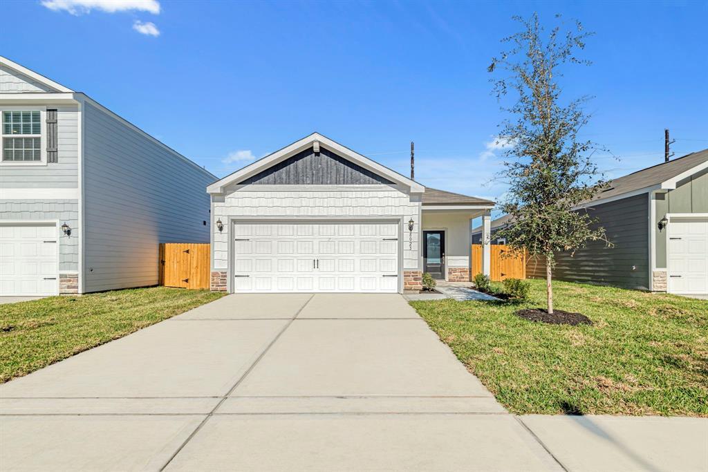 8023 Alpine Bearberry Dr in Houston, TX - Building Photo
