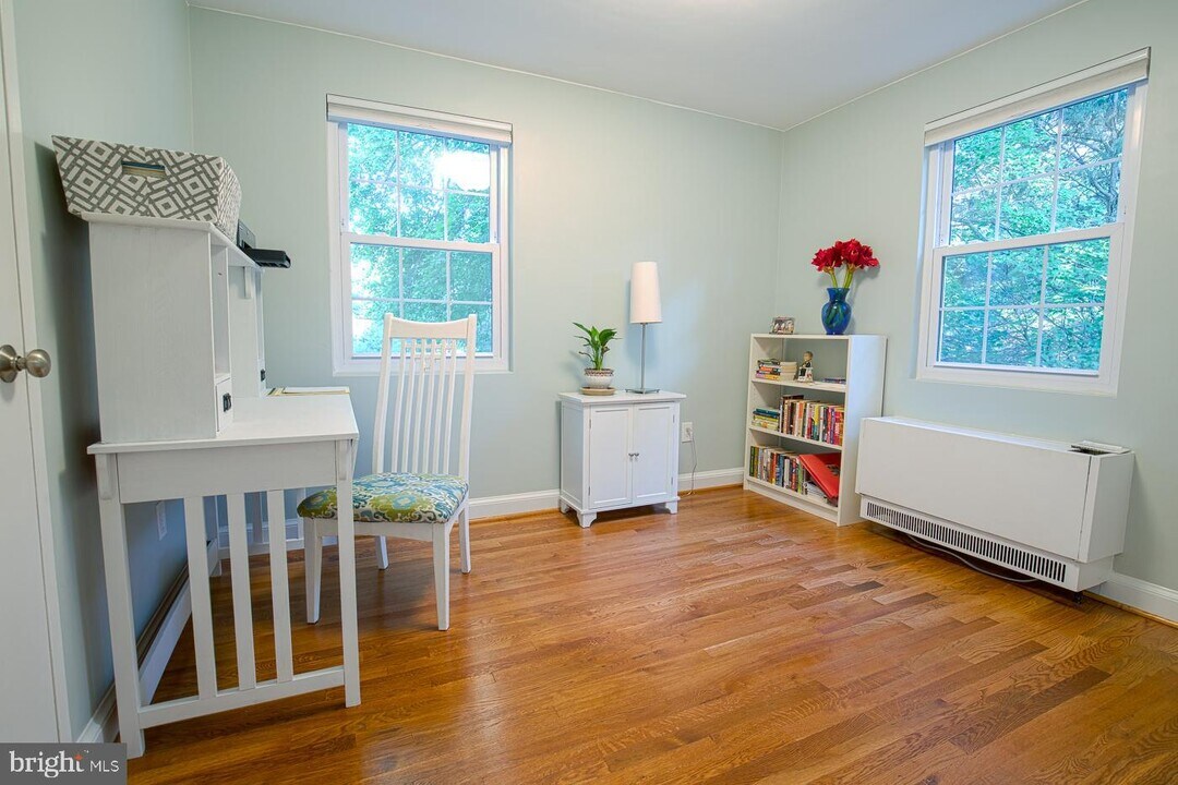 2053 N Woodstock St-Unit -201 in Arlington, VA - Building Photo