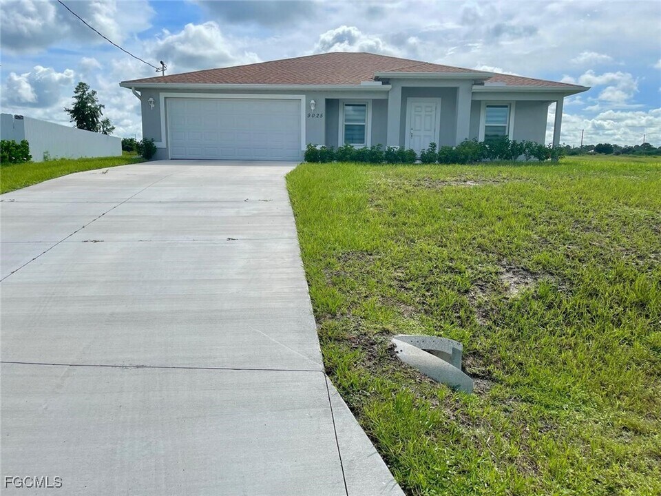 9025 E Broad Ct in La Belle, FL - Building Photo