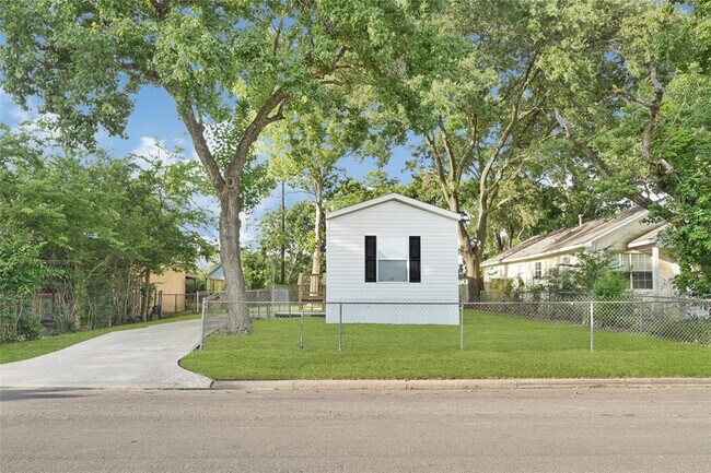 113 Schilling Ave in Baytown, TX - Building Photo - Building Photo