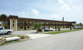 Evergreen Manor Apartments in Lake Park, FL - Building Photo
