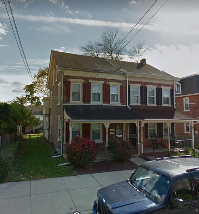 320 Washington Ave, Unit 2nd floor in Downingtown, PA - Building Photo