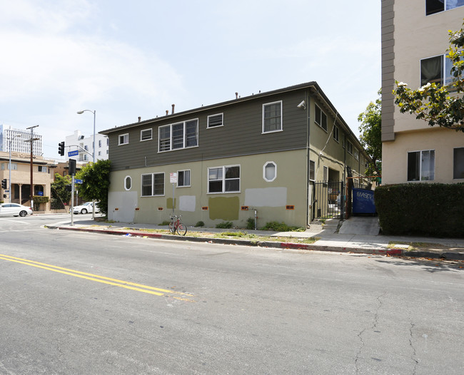 3866 W 8th St in Los Angeles, CA - Building Photo - Building Photo