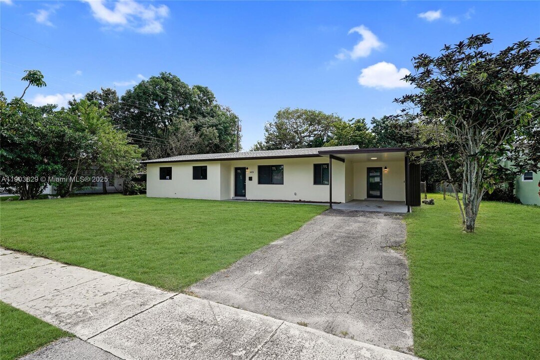 4670 NW 5th St in Plantation, FL - Building Photo