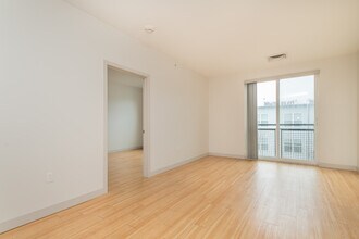 320 D St, Unit 256 in Boston, MA - Foto de edificio - Building Photo