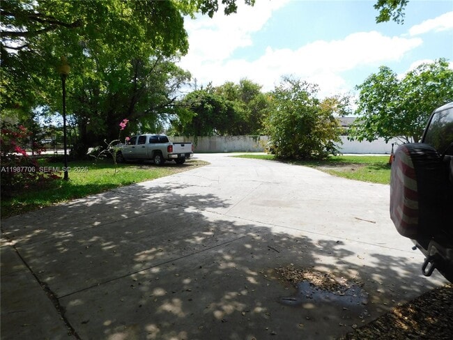 6700 SW 97th Ave in Miami, FL - Building Photo - Building Photo